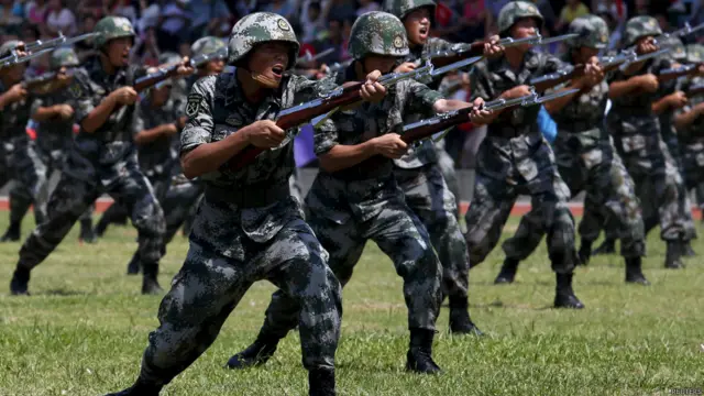 解放军驻香港部队演示战术（1/7/2015）