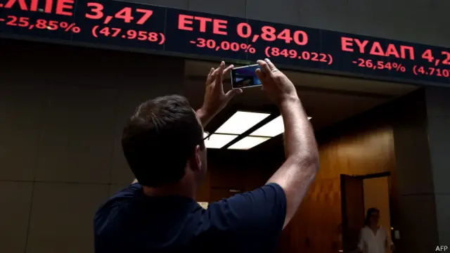 Мужчина фотографирует биржевые индексы