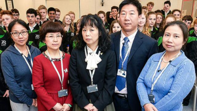 5名中国老师在英国汉普郡的一所中学实施4周中国式教学