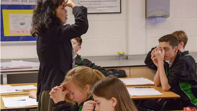 中國老師帶領英國學生做眼保健操