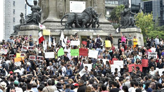 Manifestación por los asesinatos de Rubén Espinosa y cuatro mujeres 