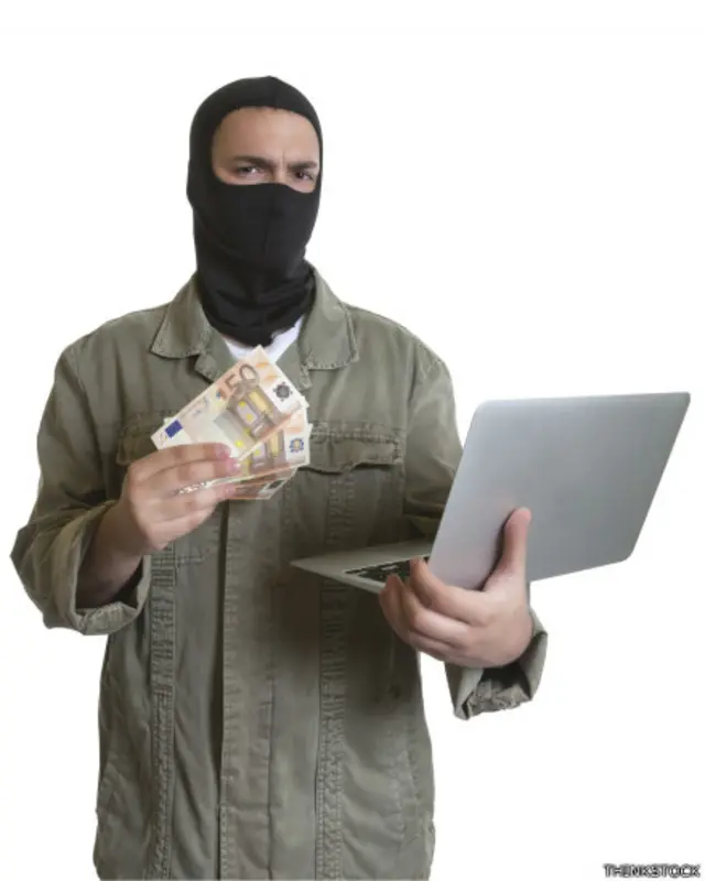 El ransomwre cifra los archivos del usuario con una determinada clave que sólo su creador conoce. Y éste se lo proveerá al usuario a cambio del pago de un rescate. 