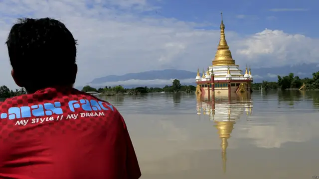 မြန်မာနိုင်ငံ တိုင်းဒေသကြီး ၁၄ ခု အနက် ၁၂ ခုမှာ ရေဘေးဒဏ် ခံစားနေရပြီး သိန်းနဲ့ချီတဲ့ လူတွေ ရေဘေး ဒုက္ခသည် ဖြစ်နေတယ်လို့ အစိုးရ လူမှုဝန်ထမ်း ကယ်ဆယ်ရေးနဲ့ ပြန်လည် နေရာချထားရေး ဝန်ကြီးဌာနက ပြော။