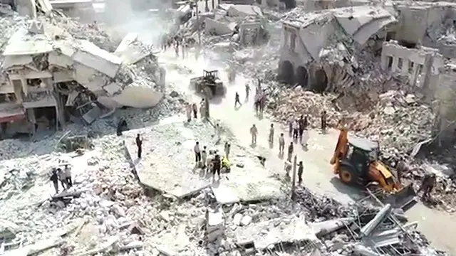 飞机坠毁给当地市场和周围建筑物造成的巨大破坏。