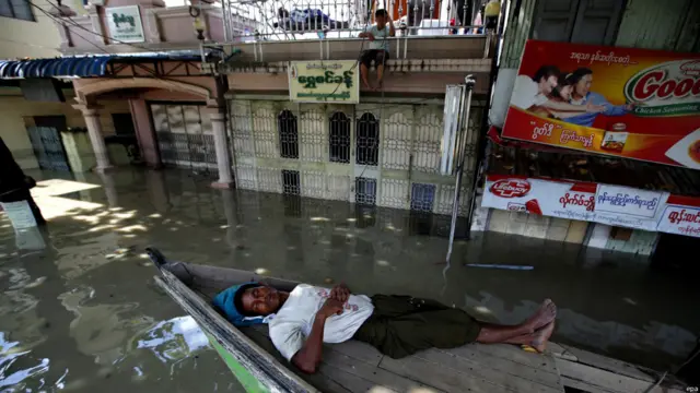 ကလေးမြို့တွင်း တစ်နေရာ။ လောလောဆယ်မှာ အစိုးရပိုင်းကရော ပုဂ္ဂလိက အလှုရှင်တွေကပါ ရေဘေး သင့်သူတွေအတွက် အကူအညီတွေ ပို့ဆောင်ပေးနေပေမဲ့ လုံလောက်မှု မရှိသေးဘူးလို့ ဒေသခံတွေက ပြော။