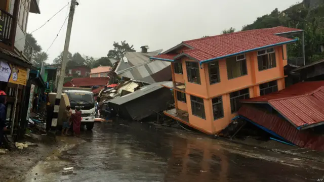 ဖလမ်းနဲ့ ဟားခါး မြို့တွေမှာလည်း အိမ်ပြိုမှုတွေ ဆက်ရှိနေပြီး တီးတိန် မြို့နယ် ထဲမှာလည်း အိမ် ၂၀ ကျော် ပြိုကျကြောင်း ကြားသိရ။