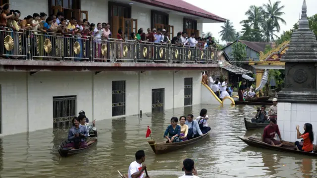 ဒေါ်ခင်ကြည် ဖောင်ဒေးရှင်း ဥက္ကဋ္ဌ ဒေါ်အောင်ဆန်းစုကြည်က ပဲခူးမြို့က ရေဘေးဒုက္ခသည်တွေ အတွက် ဆန်နဲ့ ဆေးဝါး ပစ္စည်းတွေ လှူဒါန်းခဲ့။