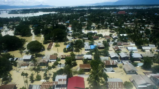 ရေကြီးမှု မြေပြိုမှုတွေကြောင့် သေဆုံးသူ တစ်နိုင်ငံလုံးမှာ ၄၆ ယောက်ထက် မနည်းရှိသွားပြီလို့ အာဏာပိုင်တွေက ဆို။ 