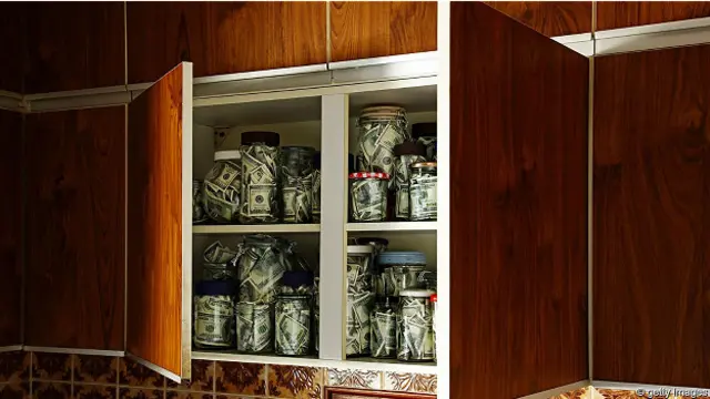 Доллары в стеклянных банках