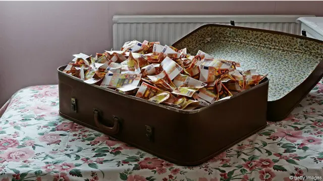 Чемодан, полный евро