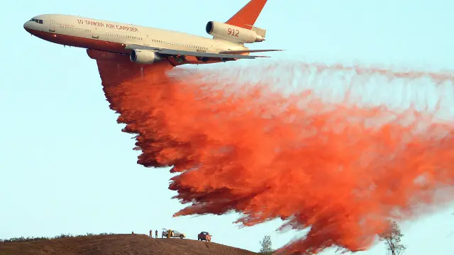 Selain petugas pemadam kebakaran, pesawat pemadam juga turut dikerahkan.