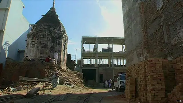 
انسانی حقوق کی تنظیموں کےمطابق گذشتہ پچاس سالوں میں پاکستان میں بسنے والے نوے فیصد ہندو ملک چھوڑ چکے ہیں اور اب ان کی عبادت گاہیں اور قدیم مندر، گرجا گھر اور گردوارے، بھی تیزی سے غائب ہو رہے ہیں