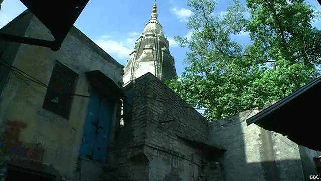 راولپنڈی میں جمنا دیوی مندر چاروں طرف سے چھوٹی دکانوں میں دھنسا ہے اور یہ مندر محض اپنے ایک بچے کچھے مینار کے باعث اب بھی سانسیں لے رہا ہے