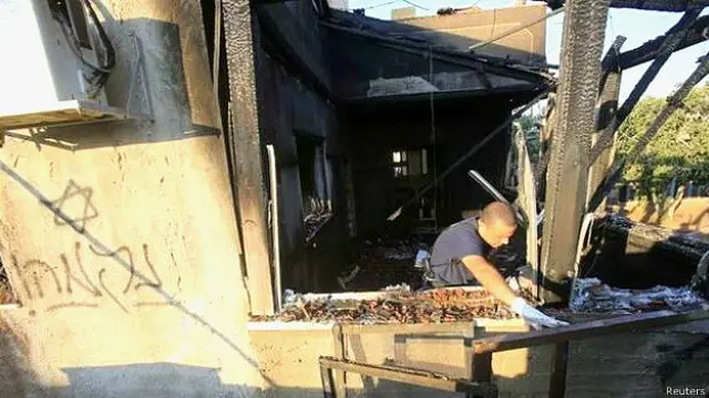 مکان پر حملے کا الزام یہودی آبادکاروں پر عائد کیا گیا ہے جنھوں نے بظاہر گھر کے قریب عبرانی زبان میں ’انتقام‘ کا لفظ بھی تحریر کیا تھا