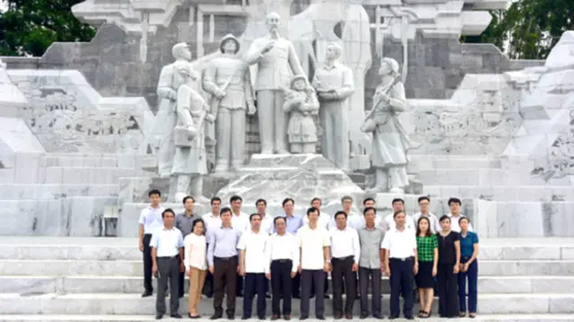Tỉnh ủy Sơn La đã tới học hỏi kinh nghiệp xây dựng tượng đài Hồ Chủ tịch ở Tuyên Quang (ảnh của báo Tuyên Quang)