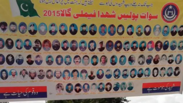 مینگورہ میں جگہ جگہ ہلاک ہونے والے پولیس اہلکاروں کی تصاویر کے سائن بورڈ لگائےگئے ہیں