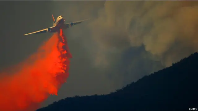 طائرة اطفاء تتصدى للحرائق قرب كليرليك في ولاية كاليفورنيا