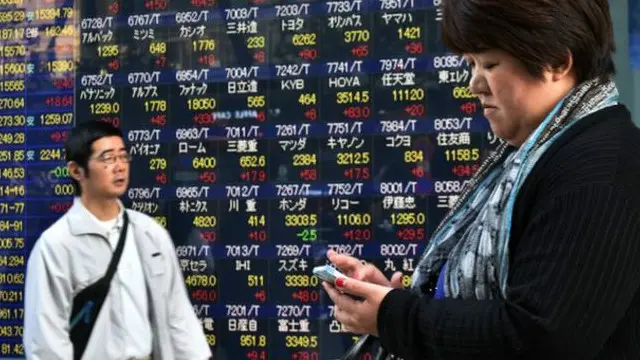 الأسهم في اليابان بدأت على انخفاض بسبب قوة الين.