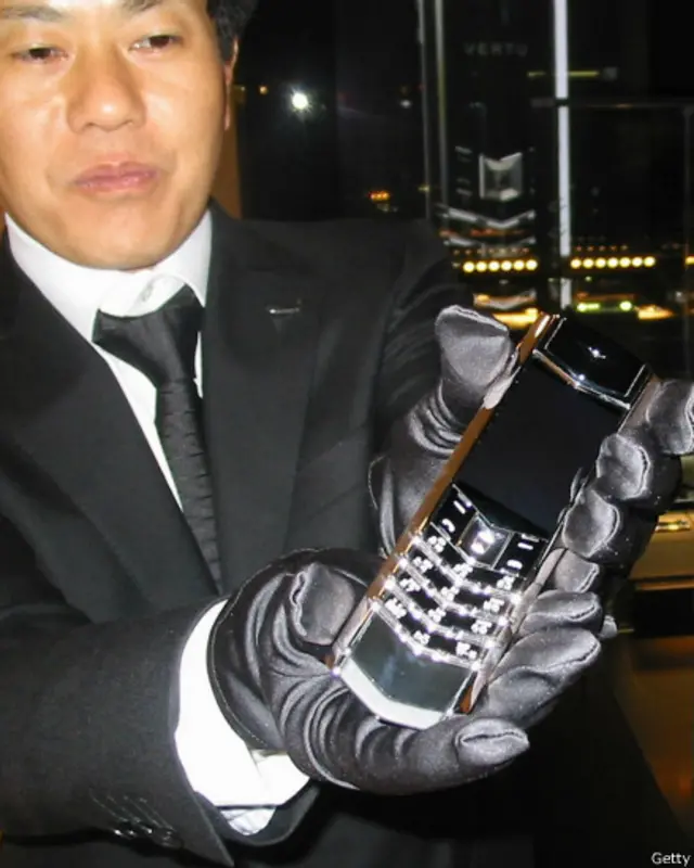 El Vertu viene con una pantalla de zafiro súper robusta y tiene 64 GB de memoria interna.