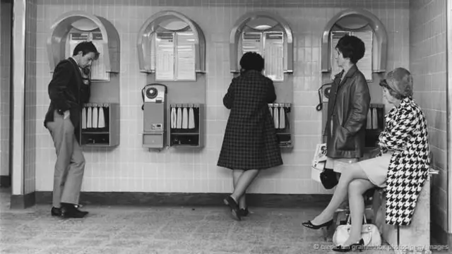 1968 年，顾客在牛津环岛站使用新安装的电话通话（图片来源：Tim Graham/Fox Photos/Getty Images）