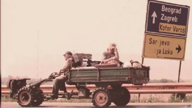 Сербські біженці, які втікають із Країни