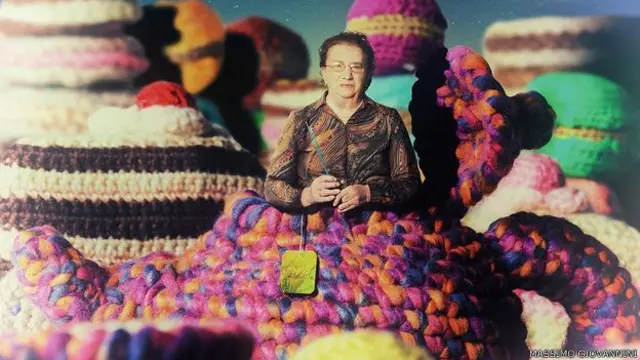 Lo que sacaron por el calendario y por cocinar pastelitos no fue suficiente. Necesitaban hacer algo más.