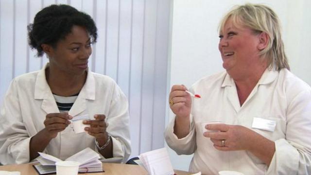 La reportera de la BBC Nicola Beckfort (izquierda) haciendo una prueba como "super degustadora". 