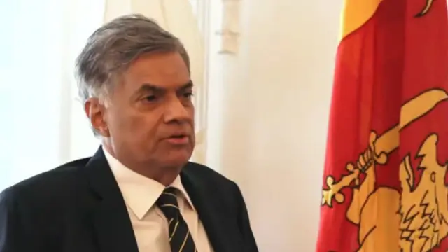 'එතකොට මොන කොඩියද දාන්නේ. කොටි කොඩියද?'