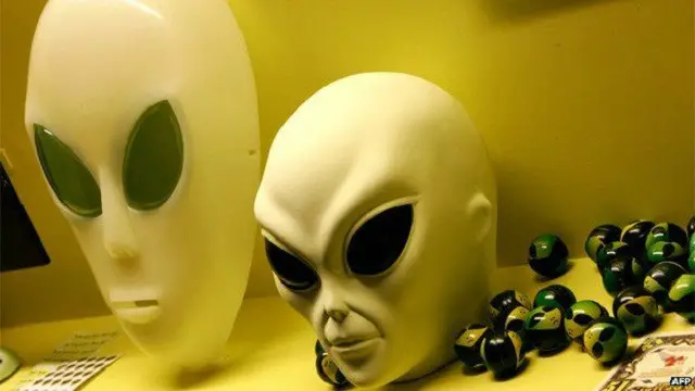 يضم متحف العلوم بعض الفنون الخاصة بعوالم الفضاء