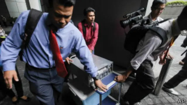 နိုင်ငံပိုင် ရင်းနှီးမြှုပ်နှံမှု ကုမ္ပဏီ 1MDB ရဲ့ စာရွက်စာတမ်းတွေကို စစ်ဆေးခဲ့။