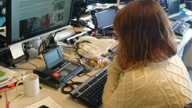 El abrigo blanco (ahora color crema) es disputado por todas las mujeres. 