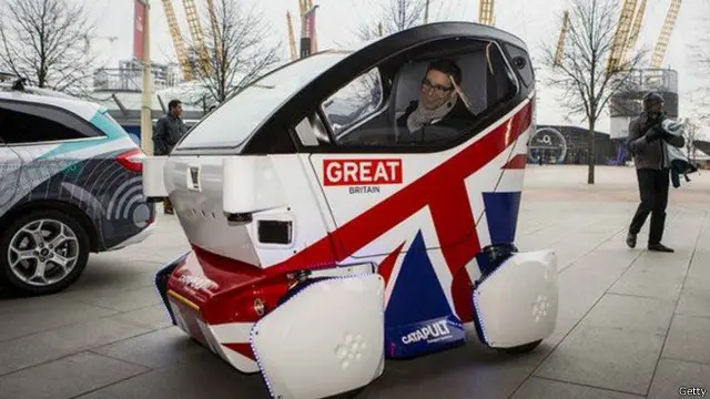 المركبات الزجاجية الصغيرة الذاتية القيادة تنقل المواطنين من محطة قطار ميلتون كينز إلى بعض المناطق المحدودة بوسط المدينة