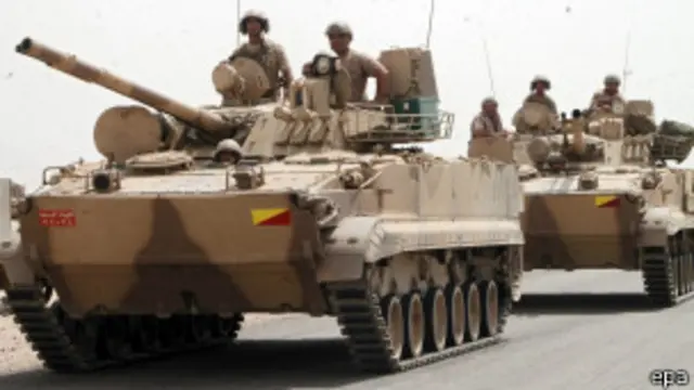 အေဒင်မြို့ တဝိုက်မှာ သံချပ်ကာ ယာဉ်တွေကို တွေ့ရ။