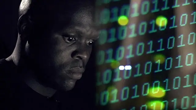 Una persona mirando unos códigos