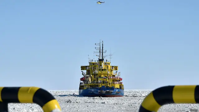 Судно в Арктике