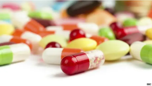 ماہرین کا کہنا ہے کہ اس بات کا امکان ہے کہ یہ بیماری ماحولیاتی اور جینیاتی عوامل کے باعث ہوتی ہیں اور اس میں دماغ اعصاب اور ریڑھ کی ہڈی پر اثر ہوتا ہے