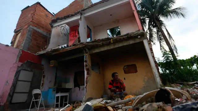 Vila Autódromo: favela que fica ao lado do Parque Olímpico. Local foi alvo de grande polêmica por conta das desapropriações e demolições realizadas ali. Cenário atual é de destruição.