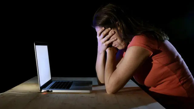 Perempuan dilaporkan menerima cyberbullying dua kali lebih banyak dibandingkan lelaki.