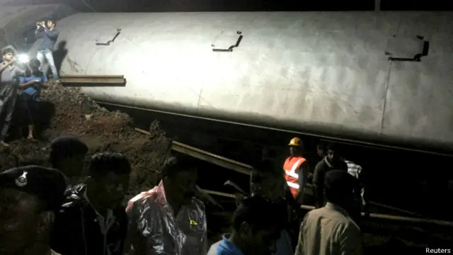 Kondisi gelap dan air jadi hambatan dalam menyelamatkan penumpang