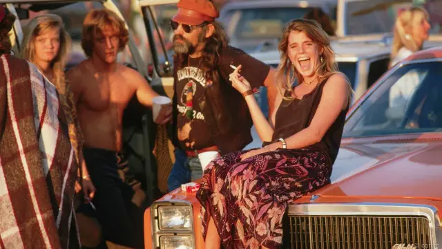 Fans band, yang disebut Deadheads, kadang-kadang akan mengikuti The Grateful Dead dari satu kota ke kota lain untuk mendengar mereka bermain