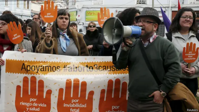 Mientras se debatía el asunto, fuera del palacio legislativo hubo manifestantes a favor.