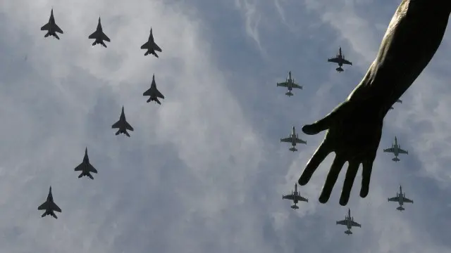 Sejumlah pesawat MiG-29 dan Sukhoi Su-25 terbang melintasi langit Rusia.