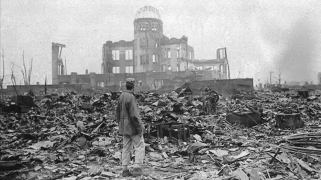 Hiroshima trở nên tan hoang sau khi bị thả bom hạt nhân
