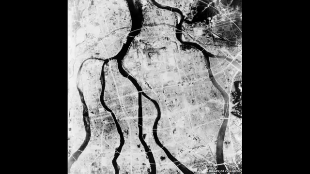 Quả bom ném xuống Hiroshima, vẫn được biết đến với cái tên "Cậu bé con" - ý muốn nói tới cựu Tổng thống Roosevelt - chứa một lượng tương đương 12 đến 15.000 tấn chất TNT và đã tàn phá một diện tích 13 km vuông.