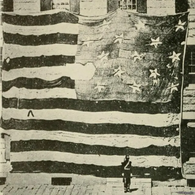 Bendera yang melayang di atas Benteng McHenry selama pemboman di tahun 1814, yang disaksikan oleh Francess Scott Kei.