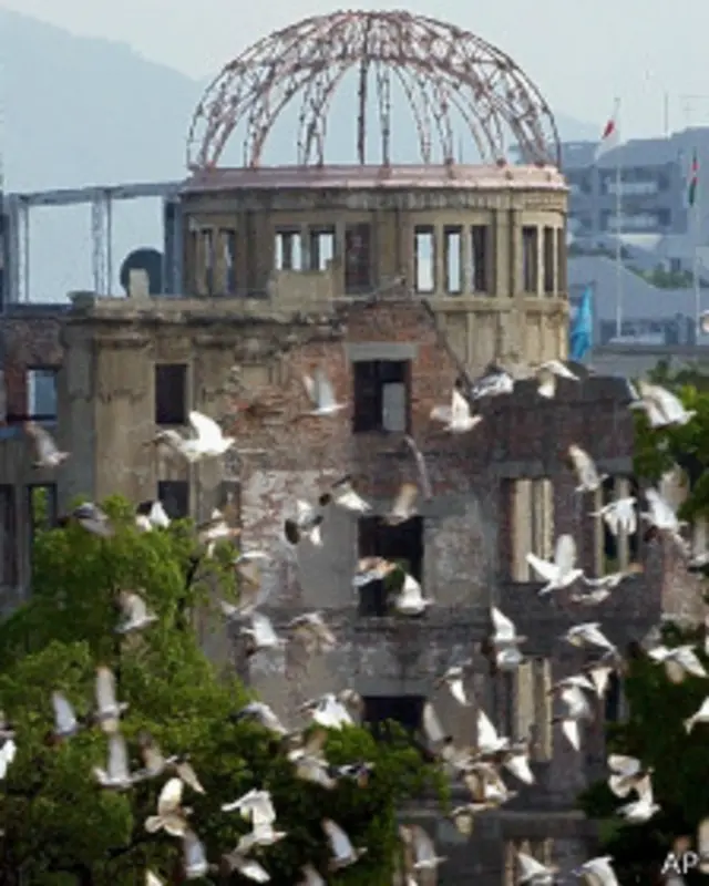 Белые голуби на фоне "Атомного купола" в Хиросиме