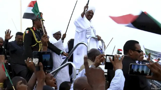 الرئيس السوداني عمر البشير - ينتقد كثير من الناشطين سلوك السلطات السودانية تجاه الأقليات الدينية