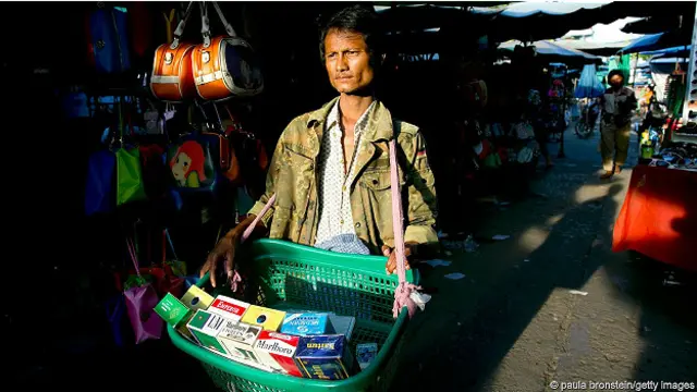 По рынку ходит человек и предлагает контрабанду