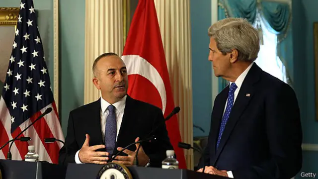 وزیر خارجه ترکیه (راست) وعده داده است به زودی عملیاتی در داخل سوریه اغاز خواهد شد