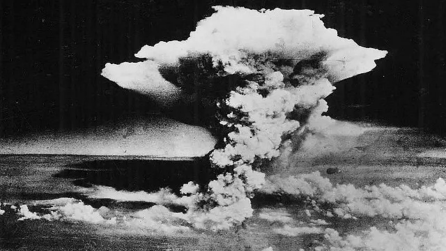 Bom atom dijatuhkan pesawat pengebom B-29 bernama Enola Gay.